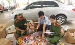 Thu giữ hàng nghìn sản phẩm đồ ăn, thức uống không rõ nguồn gốc