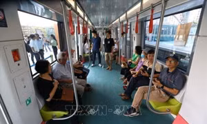 Ngày đầu vận hành tuyến metro Nhổn - Ga Hà Nội: Người dân háo hức trải nghiệm