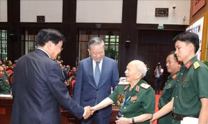 Tổng Bí thư, Chủ tịch nước Lào gặp gỡ cựu quân tình nguyện, chuyên gia, lưu học sinh Việt Nam tại Lào 