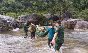 Kịp thời cứu sống người đàn ông bị rơi xuống vực trong rừng