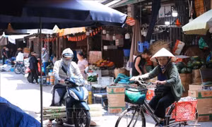 Người lao động chợ Đồng Xuân vật lộn với nắng nóng hơn 40 độ C 
