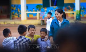 Hòa Bình: Vượt khó khăn, đồng hành cùng học sinh xóm Rằng đến trường