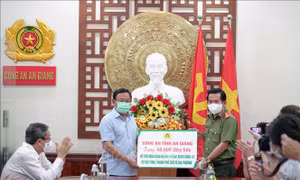 Công an An Giang hỗ trợ người dân gặp khó khăn