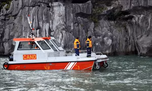 Huy động 28 tổ tàu, xuồng tìm kiếm 2 nạn nhân còn lại trong vụ lật tàu trên vịnh Hạ Long