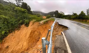 Mưa to nhiều giờ, nhiều tuyến đường tại Điện Biên bị hư hại, sạt lở