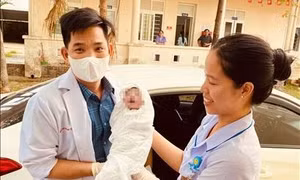 Kịp thời đỡ đẻ thành công cho sản phụ ngay trên xe taxi