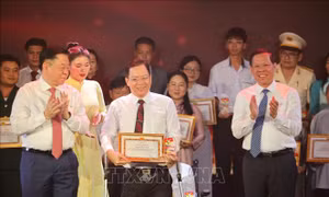 Tấm gương học và làm theo Bác của người đảng viên, thầy giáo khuyết tật vượt khó