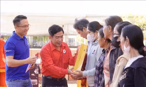 Ấm áp Tết nhân ái tại vùng sâu Bình Phước