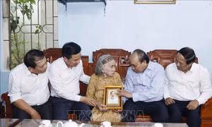 Chủ tịch nước thăm hỏi các gia đình có công với cách mạng tỉnh Thanh Hoá 