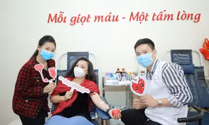 NSƯT Tố Nga đi hiến máu tình nguyện giữa dịch virus Corona