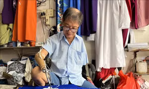 Người thổi hồn vào từng cánh hoa trên nền vải