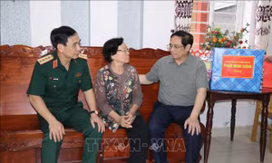 Thủ tướng Phạm Minh Chính thăm, tặng quà gia đình chính sách tại Cần Thơ