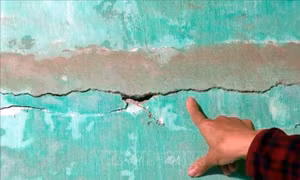 Giám định nhà dân bị nứt do thi công đường tránh Quốc lộ 12A