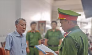 Bắt tạm giam 3 bị can để điều tra vụ chuyển nhượng 'đất vàng'