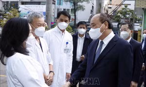 Chủ tịch nước Nguyễn Xuân Phúc thăm, động viên lực lượng y tế tại Đà Nẵng 