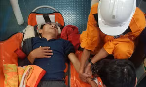 Kịp thời cấp cứu thuyền viên bị tai nạn trên vùng biển Hoàng Sa