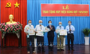 An Giang tổ chức trao Huy hiệu Đảng đợt 19/5 cho 15 đảng viên