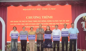 Hỗ trợ học sinh có hoàn cảnh khó khăn đón năm học mới