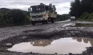 Nhiều 'ổ voi' trên Quốc lộ 27C đoạn qua Khánh Hòa 