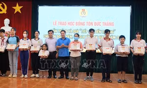 Trao hàng trăm suất học bổng, quà tặng cho con người lao động vượt khó học giỏi