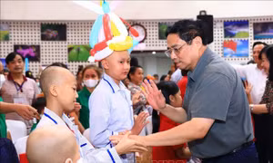 Thủ tướng Phạm Minh Chính vui Tết Trung Thu cùng các bệnh nhi có hoàn cảnh khó khăn