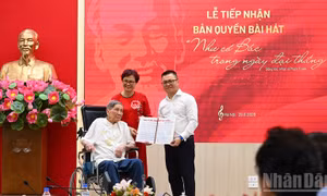 Trao tặng bản quyền bài hát 'Như có Bác trong ngày đại thắng' cho Báo Nhân Dân