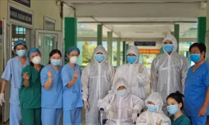 Bệnh viện Phổi Đà Nẵng cho xuất viện 5 bệnh nhân COVID-19