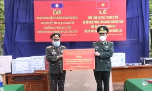 Trao tặng vật chất, trang bị, vật tư y tế cho lực lượng bảo vệ biên giới nước bạn Lào
