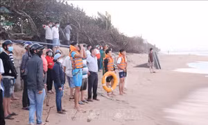Tìm thấy thi thể hai học sinh bị sóng biển cuốn trôi ở Phú Yên