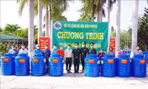 Bộ đội Biên phòng tặng bồn chứa và cấp nước cho nhân dân vùng biên Sóc Trăng