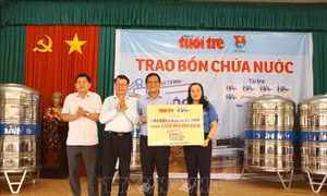 Tặng bồn chứa nước cho các hộ dân khó khăn bị ảnh hưởng bởi hạn mặn tại Sóc Trăng