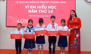 Thừa Thiên – Huế: 420 học sinh nhận học bổng 'Vì em hiếu học'