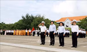 Mang tình cảm đất liền đến với quân dân Trường Sa