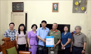 Tri ân những người con ưu tú của dân tộc, động viên các gia đình có công với cách mạng