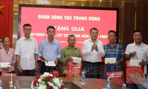 Trưởng ban Tổ chức Trung ương Lê Minh Hưng thăm gia đình chính sách, người có công với cách mạng tại Hà Tĩnh