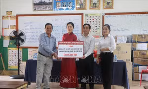 Những món quà thiết thực tặng học sinh Trường Tiểu học Hữu nghị Khmer Việt Nam tại Campuchia
