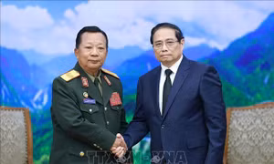 Thủ tướng Phạm Minh Chính tiếp Phó Thủ tướng, Bộ trưởng Bộ Quốc phòng Lào