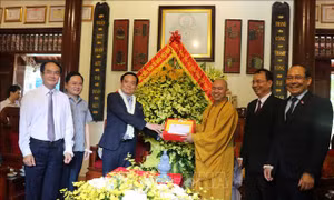 Phó Thủ tướng Trần Lưu Quang chúc mừng tăng ni, phật tử tại Bắc Ninh