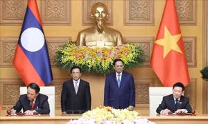 Thủ tướng Phạm Minh Chính và Thủ tướng Lào chứng kiến lễ ký kết các văn kiện hợp tác