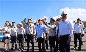 Bộ trưởng Nguyễn Chí Dũng: Sớm sửa chữa hệ thống máy khử nước biển thành nước sạch trên đảo Lý Sơn