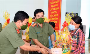 Lực lượng vũ trang Sóc Trăng chăm lo Tết cho người nghèo vùng biên giới 