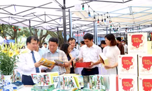 Khai mạc 'Tuần Văn hóa - Du lịch mùa thu Côn Sơn - Kiếp Bạc'