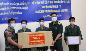 Quân khu 7 trao tặng vật tư y tế chống dịch COVID-19 cho một số đơn vị Quân đội Hoàng gia Campuchia