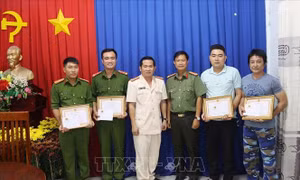 Thưởng nóng các chiến sĩ Công an và người dân bắt cướp ngay trong đêm giao thừa