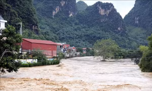 Nước lũ về trong đêm, 'giải cứu' 35 người khỏi vùng nguy hiểm ở Lạng Sơn