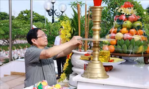 Thủ tướng Phạm Minh Chính dâng hương tại Nghĩa trang liệt sỹ Ba Dốc 