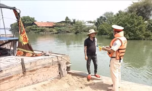Tạm giữ phương tiện vận chuyển cát trái phép trên sông Đồng Nai