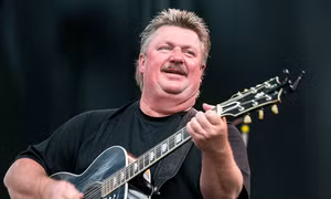 Danh ca nhạc đồng quê Joe Diffie qua đời vì nhiễm virus SARS-COV-2