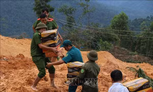 Băng rừng, vượt sông mang lương thực đến cho đồng bào bị cô lập do mưa lũ, sạt lở