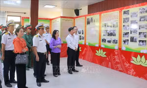 Khai mạc Triển lãm ảnh 'Bác Tôn với Mặt trận Tổ quốc Việt Nam'